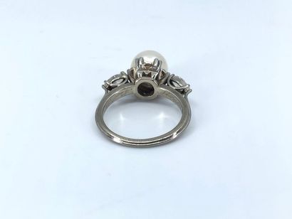 BAGUE en or gris 750° ornée d'une perle épaulée...