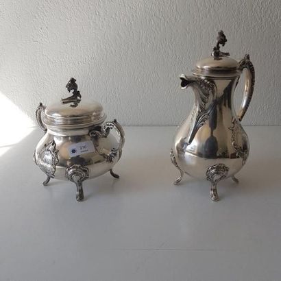 CAFETIERE et SUCRIER en argent 
de style...