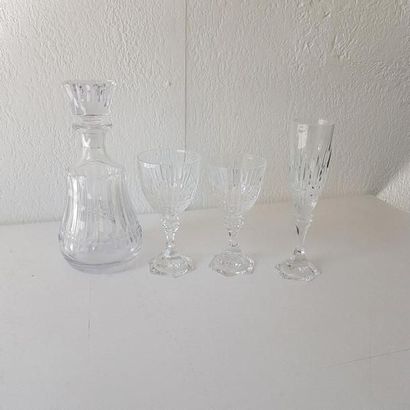 PARTIE DE SERVICE DE VERRE en cristal taillé...