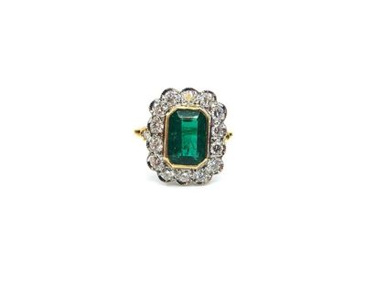 BAGUE en or deux tons 750° ornée d'une émeraude...