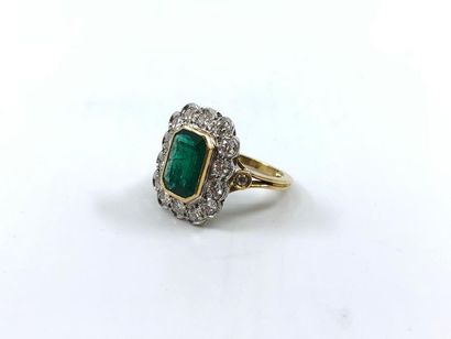 BAGUE en or deux tons 750° ornée d'une émeraude...