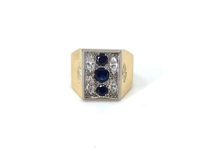 BAGUE en or deux tons 750° ornée de trois...