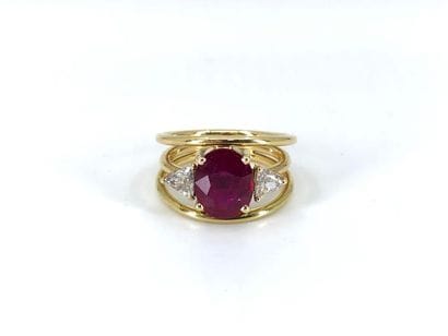 BAGUE en or jaune 750° ornée d'un rubis ovale...