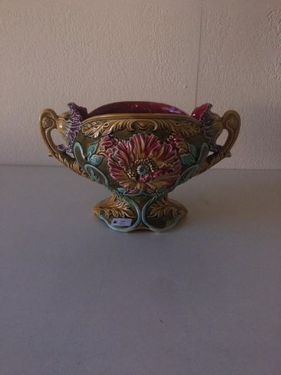 IMPORTANT VASE en barbotine à décor d'œillets,...