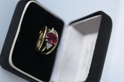 BAGUE en or jaune 750° ornée d'un rubis ovale...