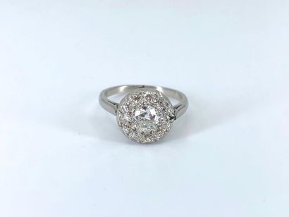 BAGUE
En platine ornée d'un diamant central...