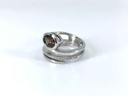 BAGUE en or gris 750° ornée d'un quartz fumé...