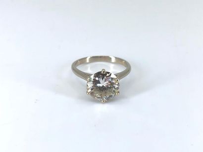 BAGUE en or gris ornée d'un diamant taille...