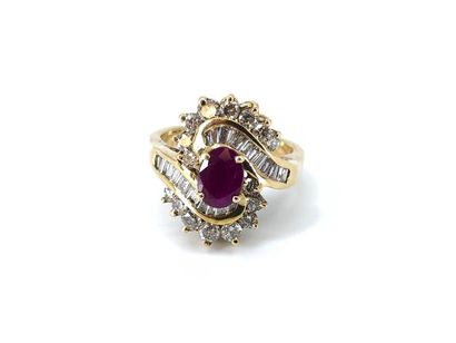 BAGUE tourbillon en or jaune 750° ornée d'un...