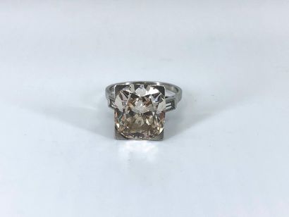 BAGUE PLATINE ornée d'un diamant taille ancienne...