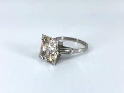 BAGUE PLATINE ornée d'un diamant taille ancienne...