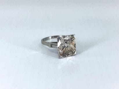 BAGUE PLATINE ornée d'un diamant taille ancienne...