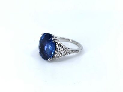 BAGUE 
en or gris 750° ornée d'un saphir...