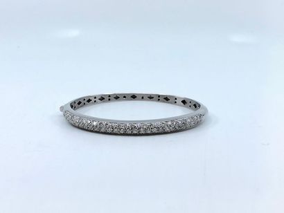 BRACELET
jonc en or gris 750° pavé de diamants...