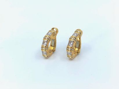 CARTIER 
PAIRE de boucles d'oreille en or...