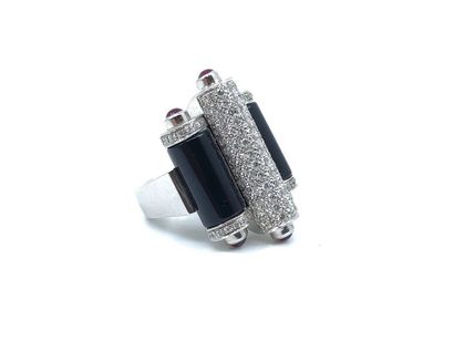IMPORTANTE bague en or gris 750° ornée d'un...