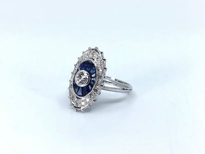 BAGUE
en or gris 750°ornée d'un diamant central...