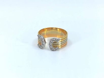 BAGUE en or trois tons 750° ornée de diamants...