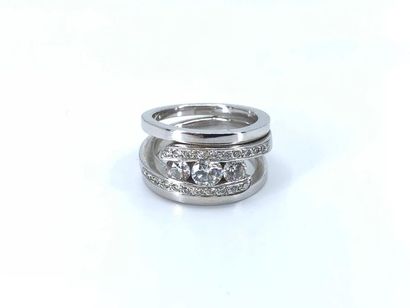 BAGUE en or gris 750° ornée de trois diamants...