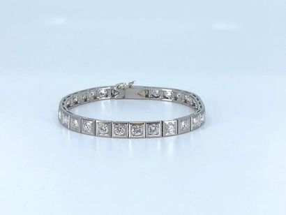 BRACELET
Rivière en platine et diamants pour...