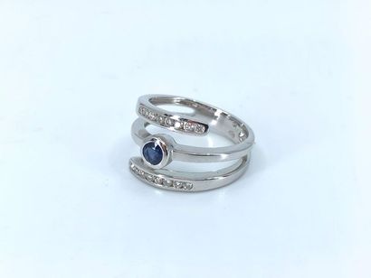 BAGUE en or gris 750° ornée d'un saphir en...
