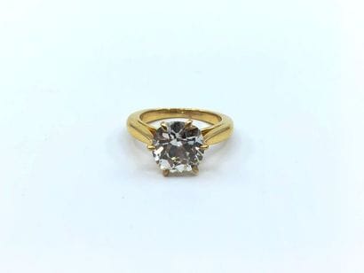 BAGUE 
en or jaune 750° ornée d'un diamant...