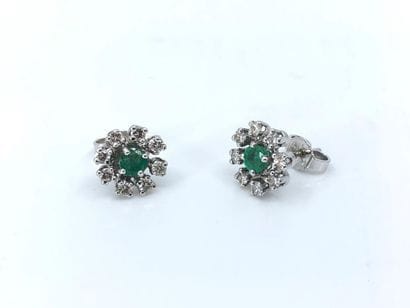 PAIRE de boutons d'oreilles en or gris ornée...