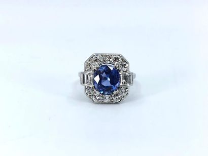 BAGUE 
en platine ornée d'un saphir de Ceylan...