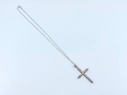 CHAINE en argent 
accompagnée d'une croix...