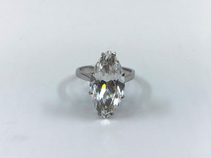 BAGUE en or gris ornée d'un zircon navet...