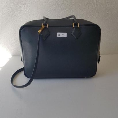 HERMES 
Sac à main modèle plume en cuir bleu...