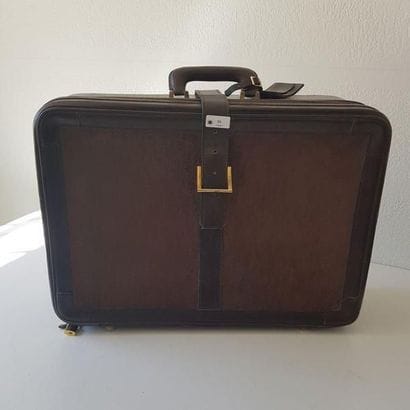 DIOR 
Valise en cuir lisse marron et suédine...