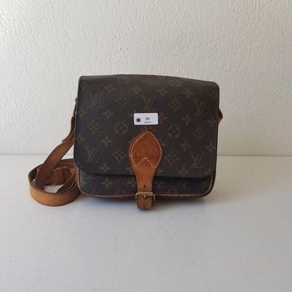 Louis VUITTON
Sac besace en cuir monogra...