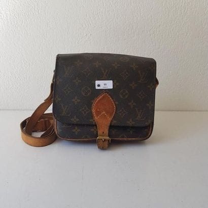 Louis VUITTON
Pochette 15cm en toile monogrammée...