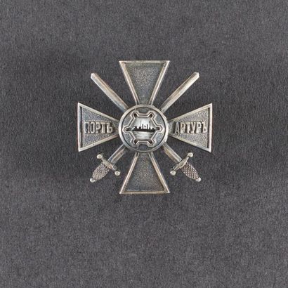 DÉFENSE DE PORT-ARTHUR (1904-1905).
Insigne...