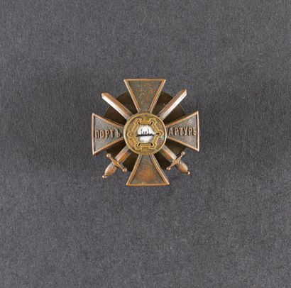 DÉFENSE DE PORT-ARTHUR (1904-1905).
Insigne...