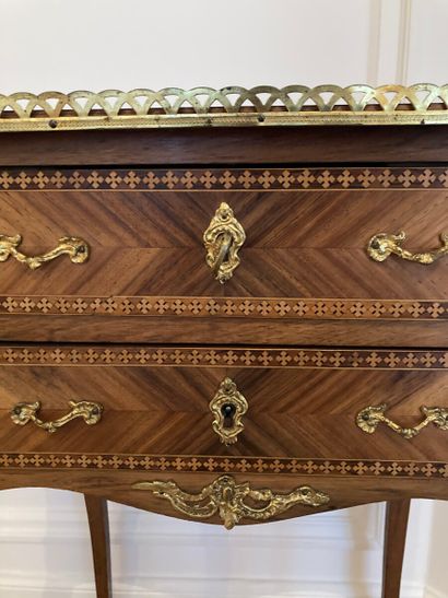 Petite table en marqueterie 