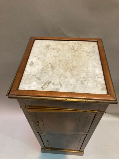 Petite table de chevet en acajou et placage...