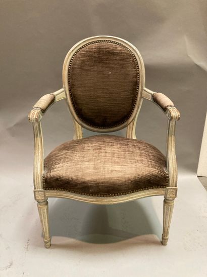 Réunion de quatre fauteuils cabriolet à dossier...
