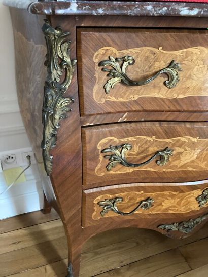 Commode bombée en marqueterie florale, ouvrant...