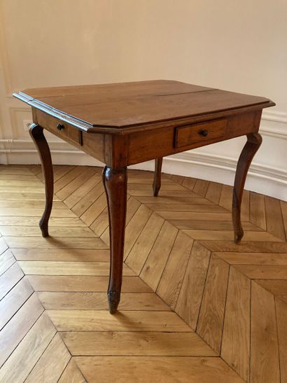 Table à jeu en noyer ouvrant à quatre tiroirs,...