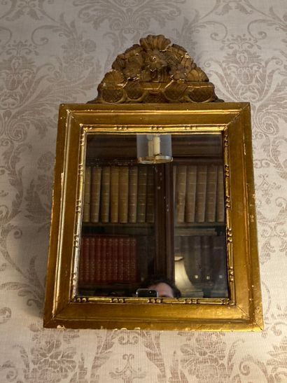 Petit miroir en bois doré et sculpté, le...