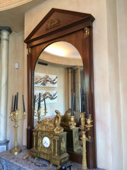 Grand miroir rectangulaire en acajou et placage...