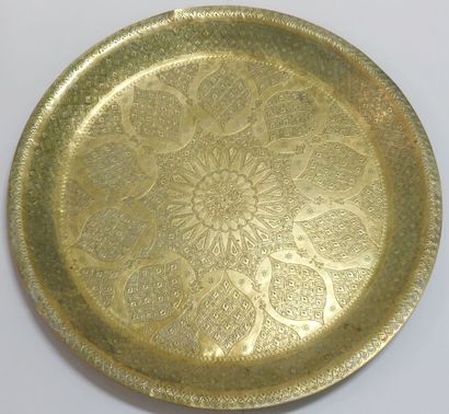 Lot comprising : 

- A large circular gilded...