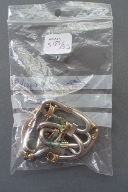 Scrap gold and silver.

Gross weight: 86.7...