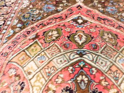 Tapis Ghoum en soie, centre de la Perse,...