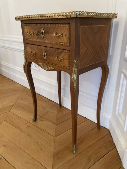Petite table en marqueterie 