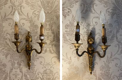 Paire d'appliques en métal doré à deux lumières...