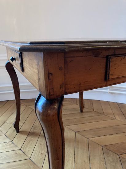 Table à jeu en noyer ouvrant à quatre tiroirs,...