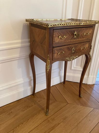 Petite table en marqueterie 